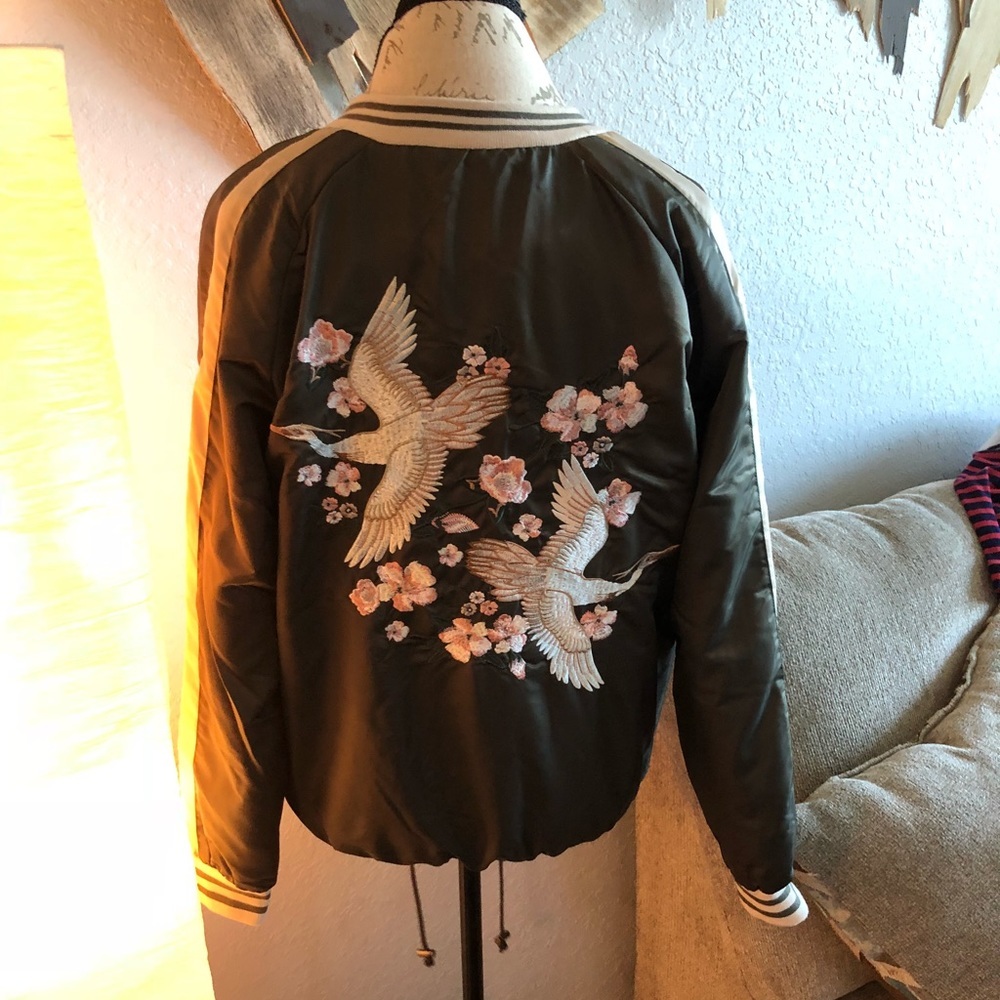4[Forever21] Olive bomber satin bird embroidered
